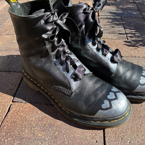 🖤 LUV @ 1ST SIGHT 🖤 Custom Hand Painted Doc Martens - Picture 8 of 10